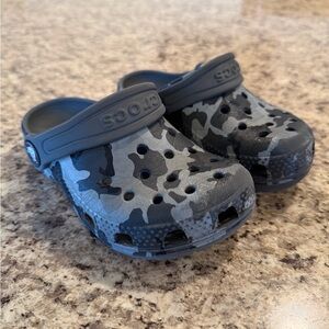 CROCS Kids Camo Slippers - Black and Gray